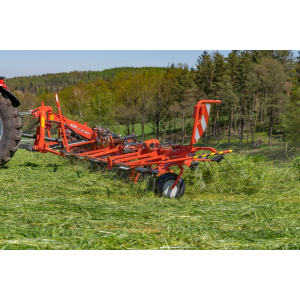Alternative view of KUHN GF 13003 nostolaitekiinnitteinen pöyhin
